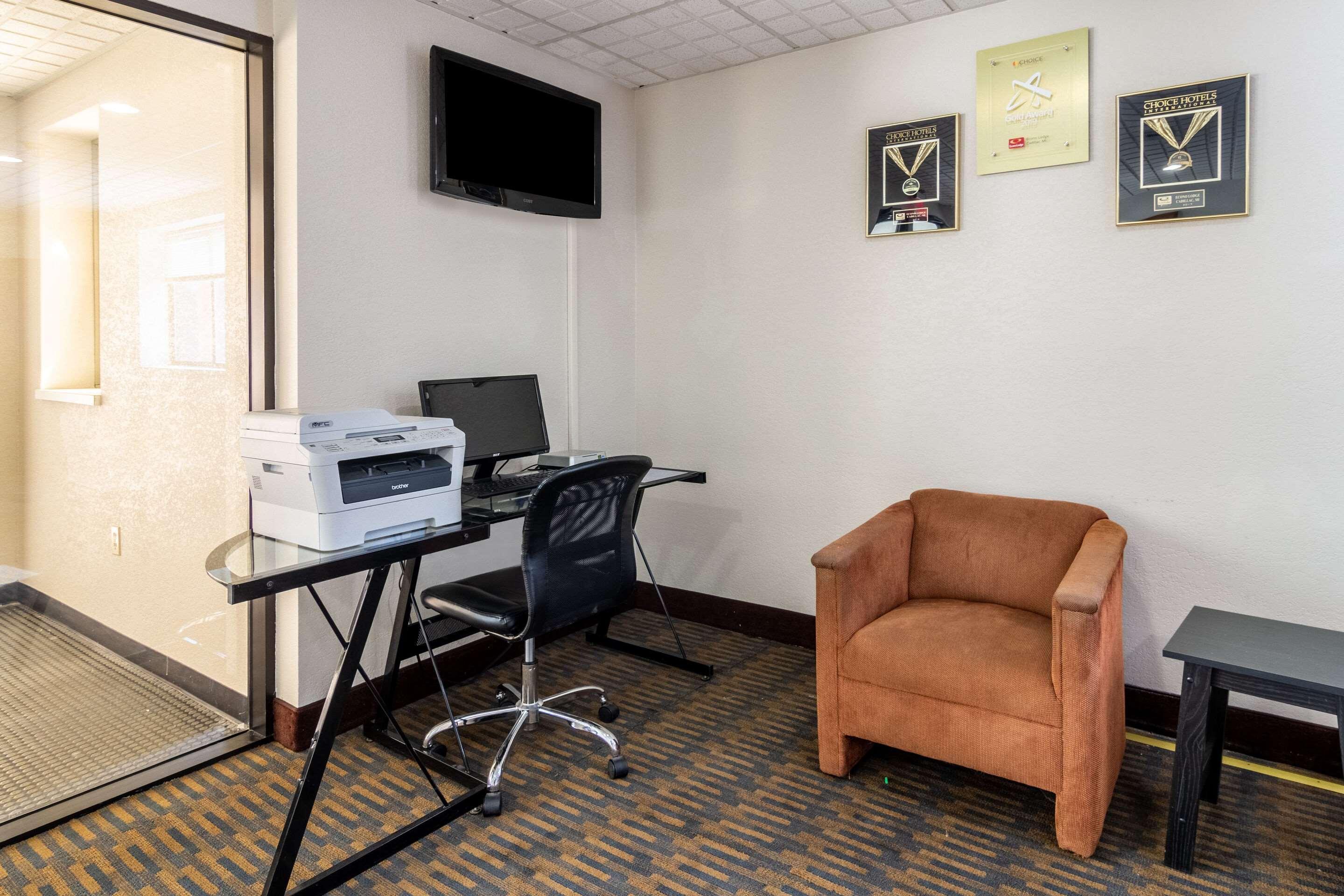 Econo Lodge Cadillac By Choice Exterior foto
