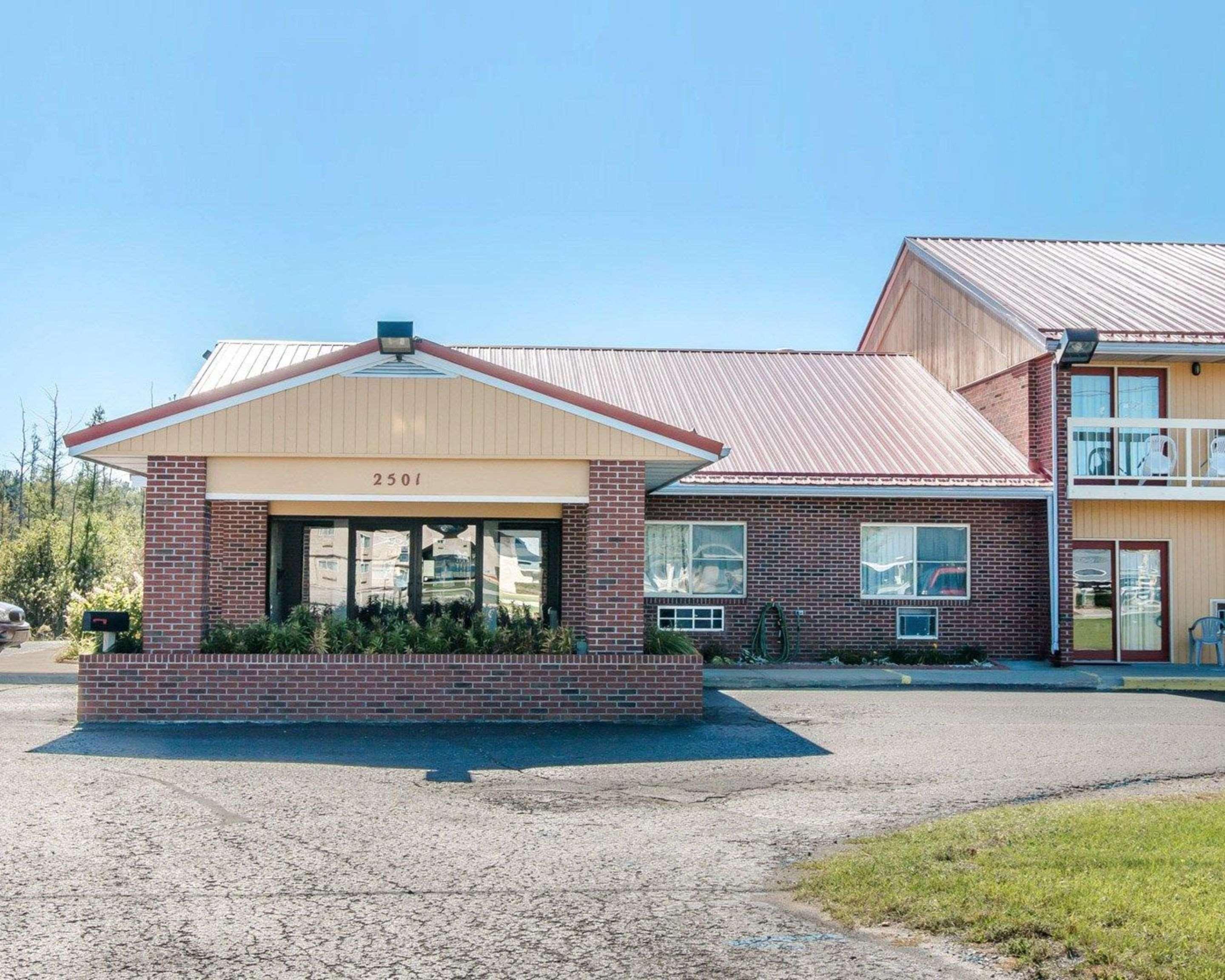 Econo Lodge Cadillac By Choice Exterior foto