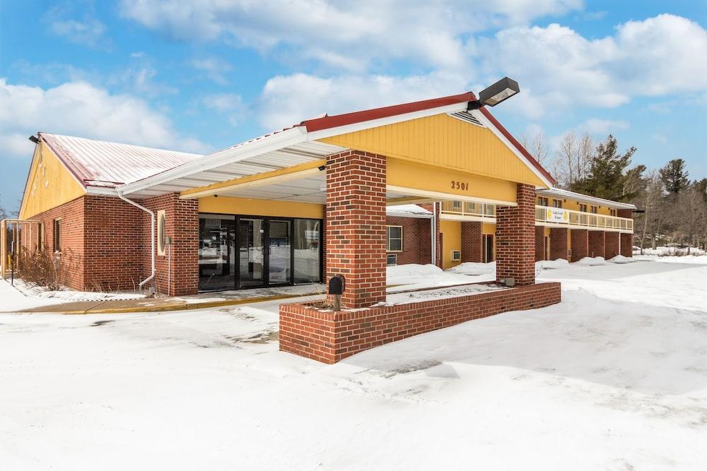 Econo Lodge Cadillac By Choice Exterior foto